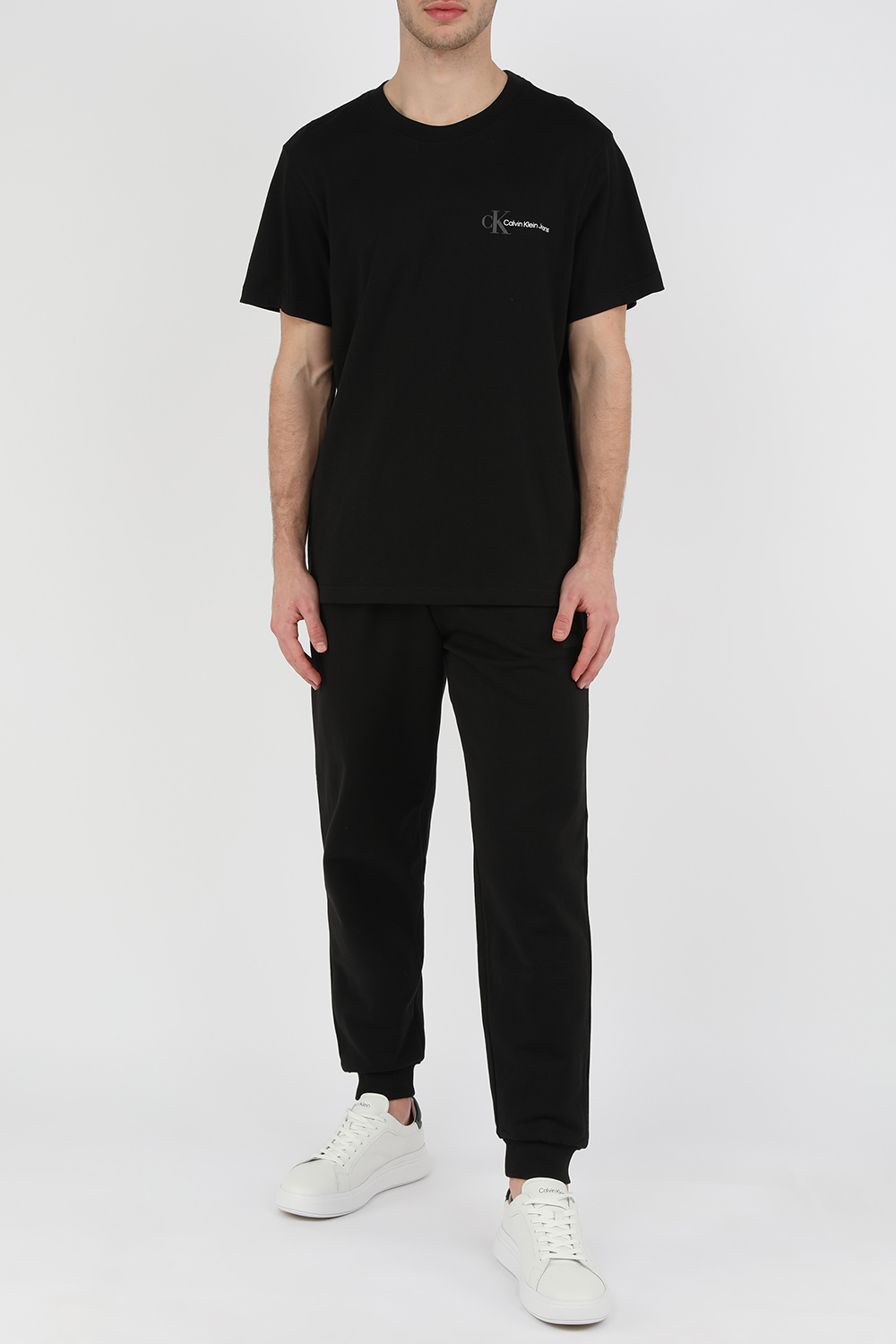 חולצת טי שחורה עם לוגו בגב